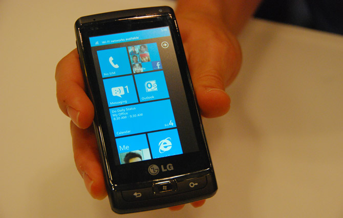 Windows Phone 7. Windows Phone 7.5. Windows Phone с антенной и кнопками. Tetrada Windows 7 Phone.